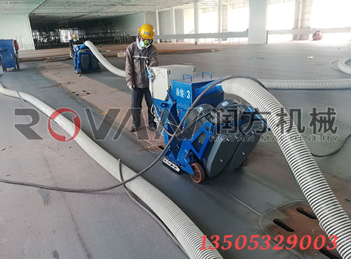 江蘇金陵船廠船舶（bó）甲板清理現場