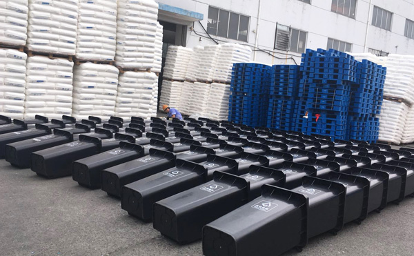 瞧，隔壁鄉鎮的環衛垃圾桶（tǒng）都（dōu）換（huàn）新了~