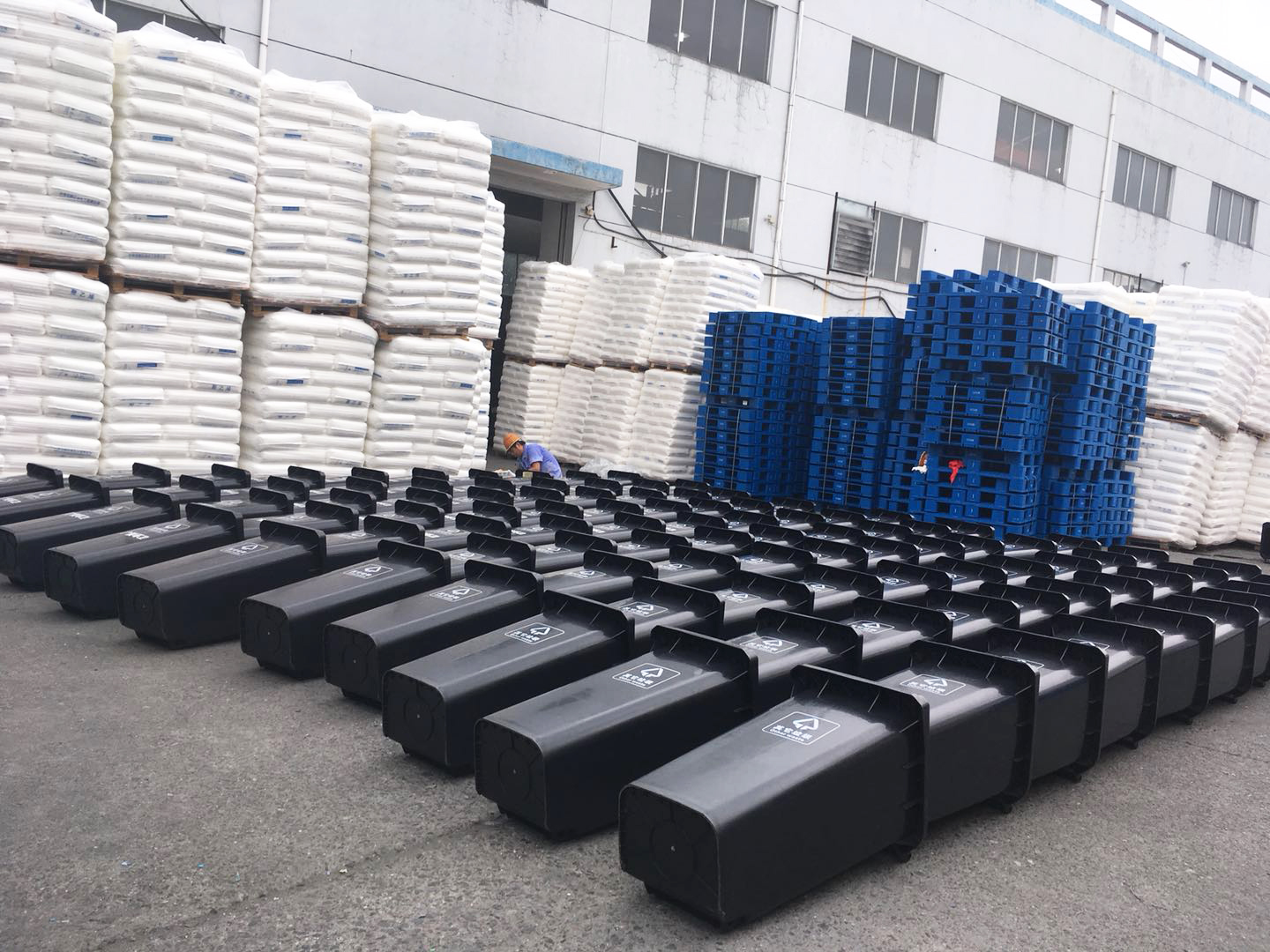 瞧，隔壁鄉鎮的環衛垃圾（jī）桶都換新了~